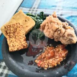 Ayam Geprek   Sambal (bawang/ Ijo/ Tomat)