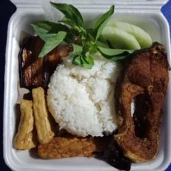 Lalapan Patin   Nasi   Sambal   Tahu Tempe  Terong  Kemangi  Timun