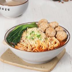 Mie Dengan Sup Pedas Bakso Babi (r)