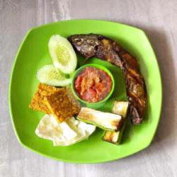 Lalapan Ikan Goreng (lele)