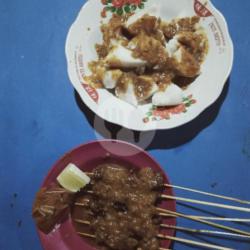 Sate Sapi Lontong