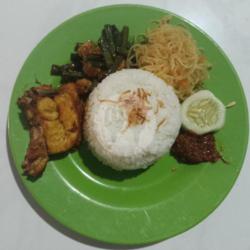 Nasi Uduk   Ayam Goreng