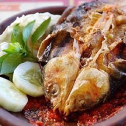 Penyetan Ikan Bandeng Utuh Goreng Tanpa Nasi Sambel Terasi