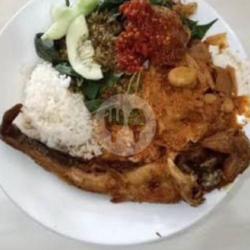 Nasi Bungkus Ikan Lele Goreng/balado