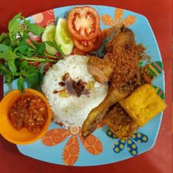 Nasi Uduk Bebek Bumbu Serundeng Plus Tahu Tempe