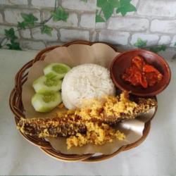 Nasi Uduk Lele Kremes Sambal Lalap