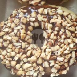 Donat Topping Coklat   Kacang