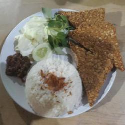 Nasi Uduk : Tempe Goreng.