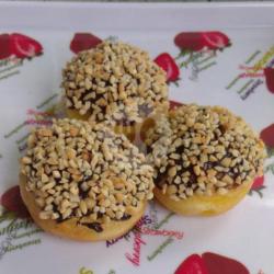 Donat Kentang Rasa Coklat Kacang