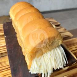 Roti Gondrong Rasa Durian Keju By Roti Ibu Arin Tea