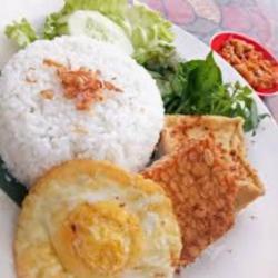 Paket Lalapan Telor Ceplok / Dadar   Es Teh