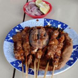 1 Paket 10 Tusuk Sate Ayam   10 Tusuk Sate Jerohan   1 Porsi Nasi   1 Air Mineral