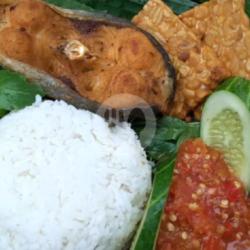 Nasi Lalapan Ikan Patin Goreng