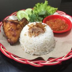 Nasi Uduk Lezat Pake Ayam Goreng