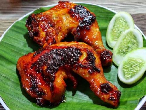Warten Ayam Bakar Depan Pasar Pramuka, Halte Pasar Burung Pramuka