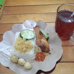 Nasi Uduk Ayam Goreng Kremes Tempe Sate Telur Puyuh   Teh   Bento