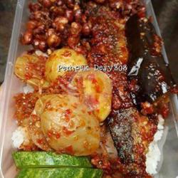 Paket Nasi 3 (nasi, Sambel Ikan, Tahu Balado, Sambel Tempe)