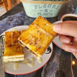 Roti Bakar Strawberry Peanut Butter