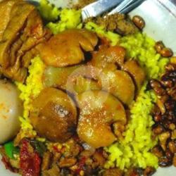 Nasi Kuning Semur Jengkol Telor Balado Orek Tempe Sambal