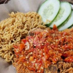 Mie Sarimi Goreng Isi Duo Ayam Geprek