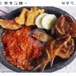 Penyetan Tahu Tempe Terong Ikan Asin Belah