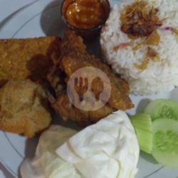 Paket Ayam Goreng  (dada Jumbo)   Tahu Crispy   Tempe