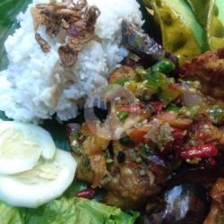 Ayam Penyet  Nasi  Pete   Tempeteronggoreng   Lalapan   Kuah Sop