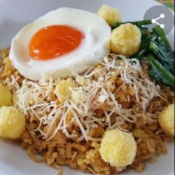 Mie Goreng Keju Parut   Ayam Sayap  Telur Mata Sapi ,sambal Original Free Es