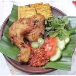 Lalapan Ayam Goreng