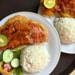 Telur Penyet Sambal Terasi Dengan Nasi