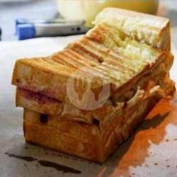 Roti Bakar Strawberry Goldenfill