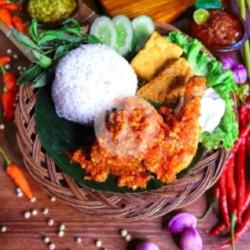 ( Dada ) Ayam Penyet   Nasi   Lalapan   Sambal   Es Teh Manis