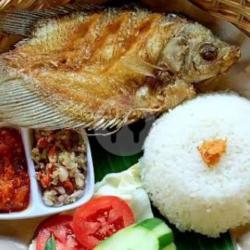 Nasi Gurame Penyet   Sambel Lalapan Serundeng