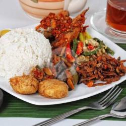 Paket Nasi Ayam Sayur Tempe Tahu Sambel