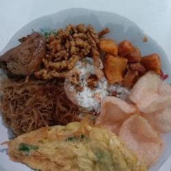 Nasi Uduk Telor Dadar Bihun Orek Kentang Balado Semur