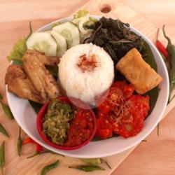 Naskot Istimewa 3 (lauk Ayam Goreng Jengkol Daun Singkong Jawa Tahu Tempe Sambal Ijo Dan Tomat Krupuk Free Le Minerale)