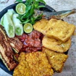 Penyetan Ikan Asin Tahu Tempe Telur