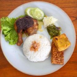 Nasi Ayam Bumbu Hitam Khas Madura   Tahu Tempe