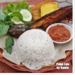 Paket Lele. Nasi. Sambel. Lalapan. Esteh