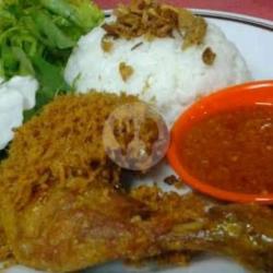 Nasi Ayam Goyeng