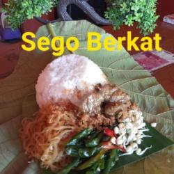 Nasi / Sego Berkat Bungkus Daun Jati