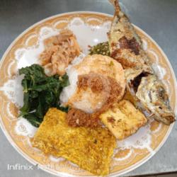 Nasi Campur Ikan Tahu Tempe Free Esteh Manis