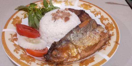 Nasi, Ikan Presto & Ayam Goreng Gurih Tempe Tahu Bacem (Halal), Abu Bakar Lambo