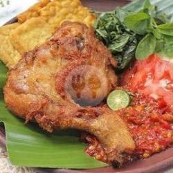 Nasi Ayam Lalapan Serundeng