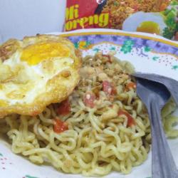 Indomie Mi Goreng Toping Telur Ceplok