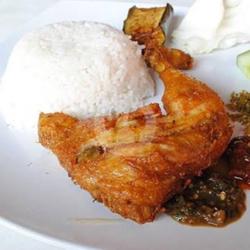 Paha Ayam Goreng   Nasi   Sambal Terasi   Lalapan