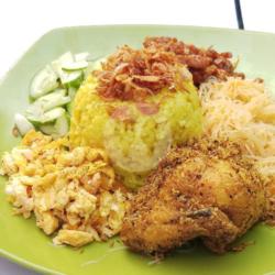 Nasi Kuning   Ayam Serundeng