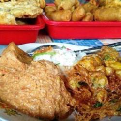 2 Nasi Pecel Telur Dadar    Peyek   Air Mineral