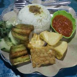 Nasi Tahu Tempe Terong Sambal Lalapan