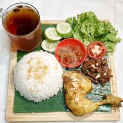 Nasi Uduk Ayam Goreng Gorengan(tempe/tahu) Es Teh Manis